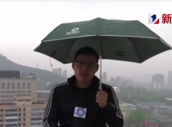 В Китае в телеведущего в прямом эфире попала молния