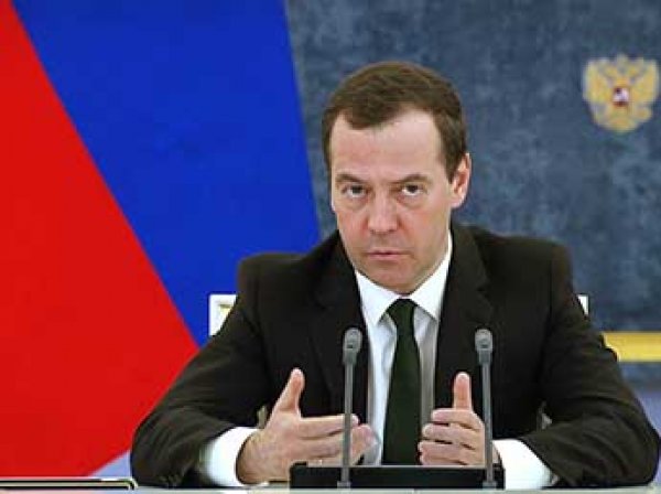 "Машина власти сломала Трампа за 2 месяца": Медведев прокомментировал авиаудар по Сирии