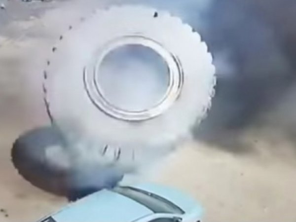 YouTube ВИДЕО: в Кузбассе колесом БелАЗа раздавило иномарку