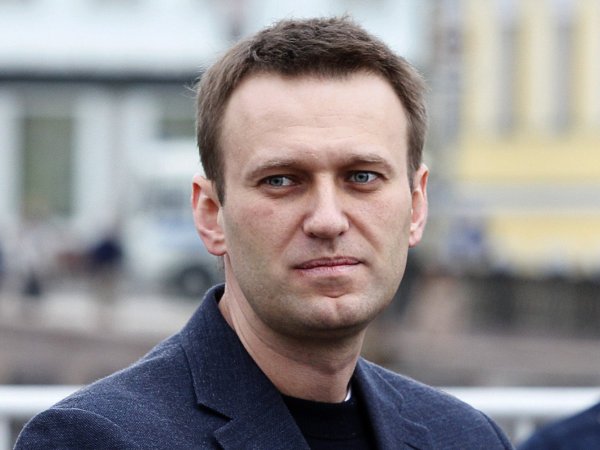 На Арбате повесили баннер о проигнорированной СМИ "черной кассе" Навального