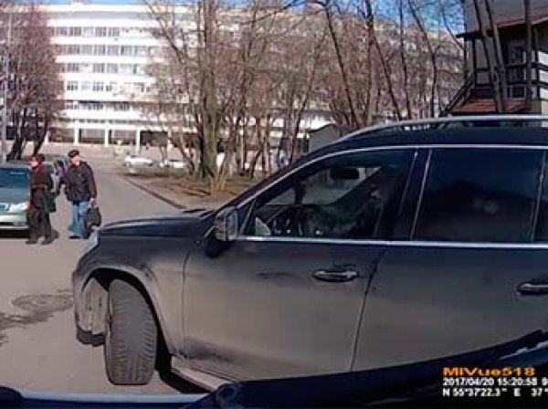 В Москве автохам встал между скорой и детьми