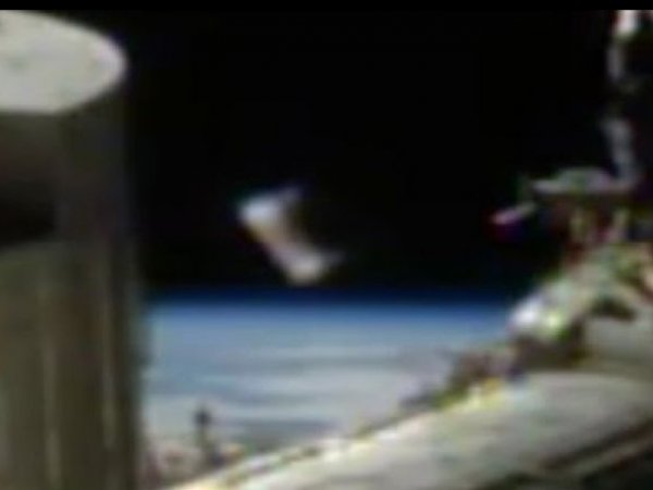 Камеры МКС сняли на видео движение НЛО