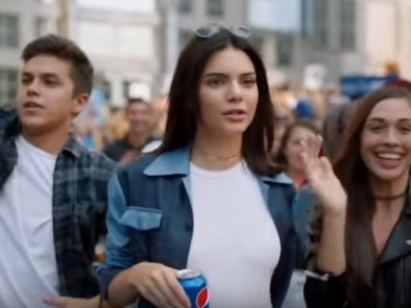 Pepsi удалила из Сети скандальную рекламу с сестрой Ким Кардашьян на митинге (ВИДЕО)