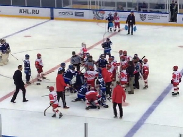 Юные хоккеисты «Спартака» и «Динамо» устроили массовое побоище на льду