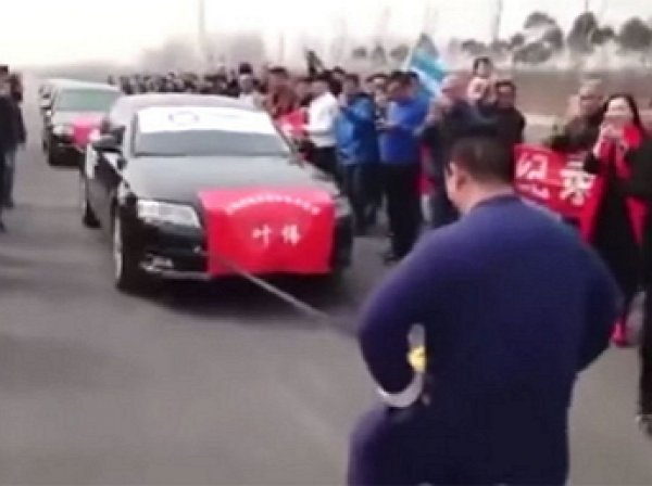 YouTube "взорвало" ВИДЕО, где китаец отбуксировал 7 машин своими гениталиями