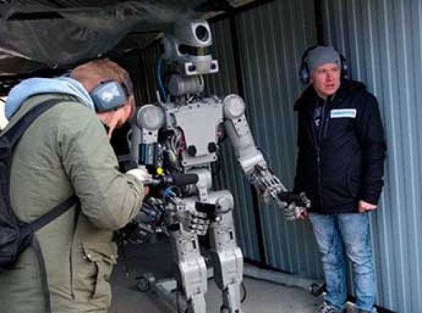 Российский робот "Федор" научился стрелять с двух рук