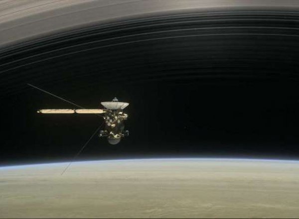 "Кассини" прислал фото Земли и Луны с орбиты Сатурна