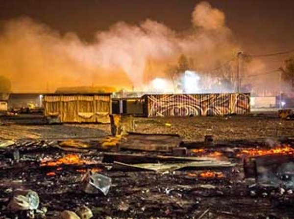 Лагерь мигрантов во Франции уничтожен пожаром из-за беспорядков (ВИДЕО)