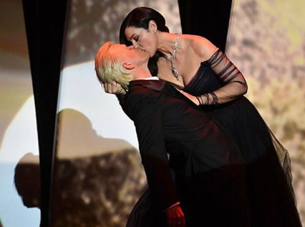 ВИДЕО страстного поцелуя Моники Белуччи в Каннах стал хитом в YouTube