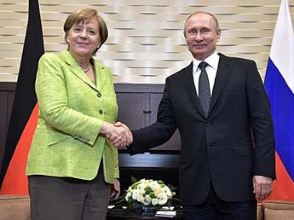 Меркель в Сочи попросила Путина защитить права геев в Чечне