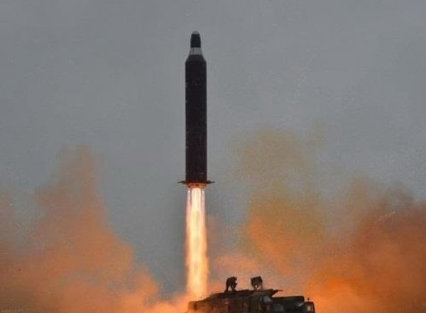 Запущенная КНДР ракета рухнула в 300 км от японских островов