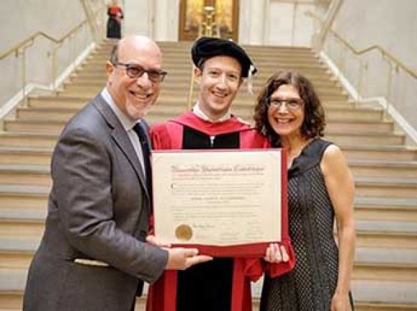 Марк Цукерберг получил диплом Гарвардского университета спустя 12 лет после ухода из вуза