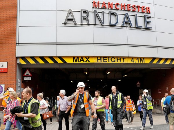 В Манчестере после сообщения о хлопке эвакуировали торговый центр (ВИДЕО)
