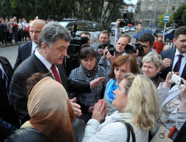 Под крики "Позор!" и "Брехло!" Порошенко сбежал от толпы под Киевом (ВИДЕО)