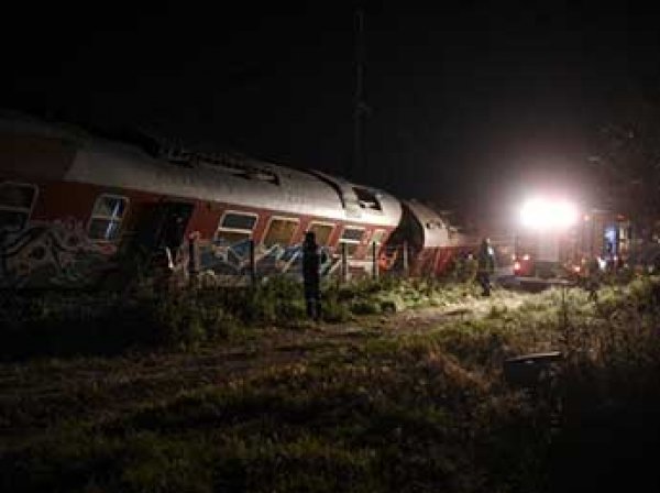 В Греции поезд сошел с рельсов и протаранил дом: четыре человека погибли (ФОТО)