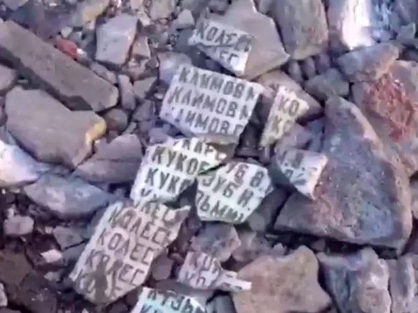 СМИ: в Омской области яму на дороге засыпали обломками плиты с именами героев войны