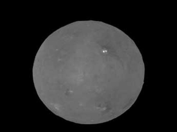 Зонд НАСА показал ВИДЕО вращающейся в лучах Солнца Цереры