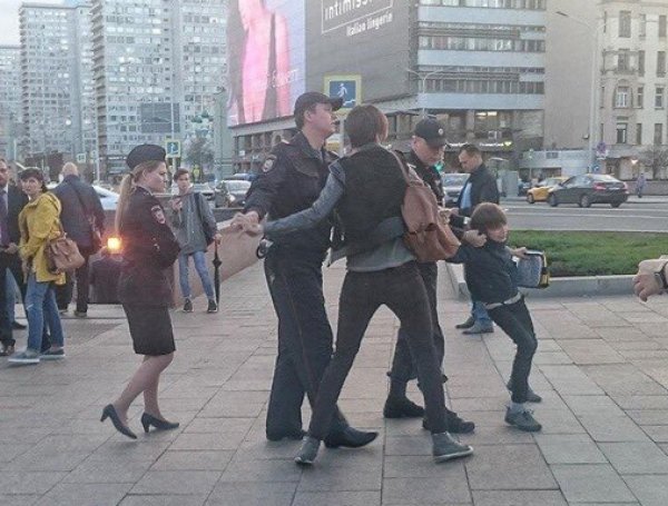 Полиция задержала в центре Москвы мальчика, читавшего Шекспира (ВИДЕО)