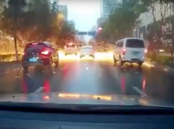 YouTube ВИДЕО: молния устроила "огненный дождь" на дороге в Китае