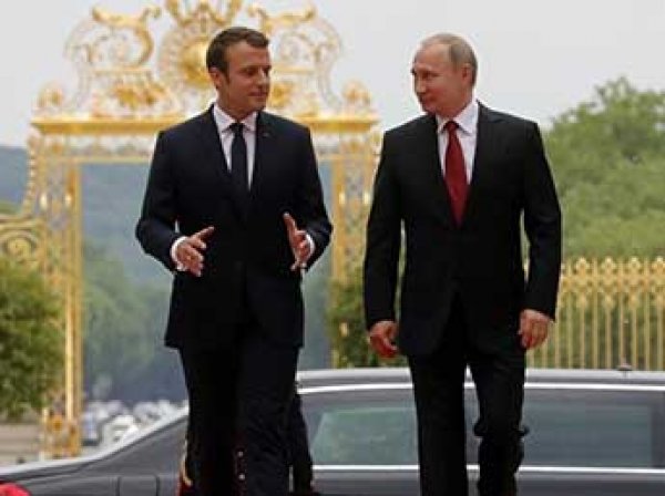 "Царь в Версале": Путину в Париже на встрече с Макроном оказали торжественный прием (ВИДЕО)