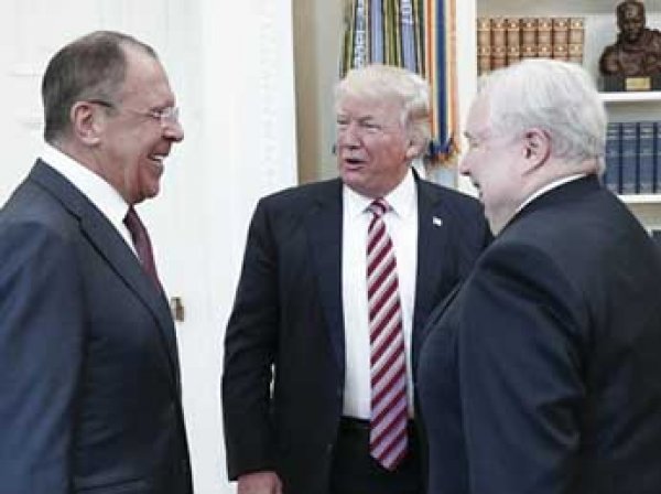 Reuters узнал о тайном контакте штаба Трампа с кумом Путина