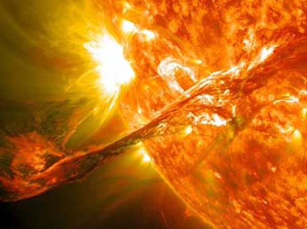 NASA показало ВИДЕО, как сразу три НЛО промчались мимо Солнца