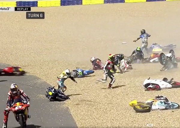 YouTube ВИДЕО: на гонке Moto3 в одном повороте вылетели почти все гонщики