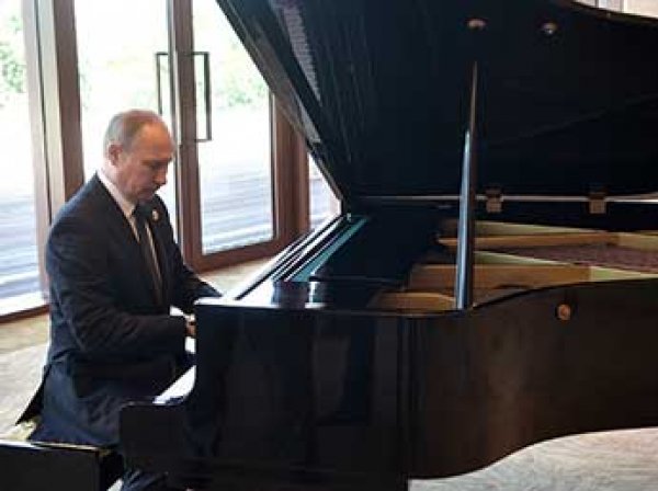 Путин перед встречей с Си Цзиньпином сыграл на рояле «Московские окна» (ВИДЕО)