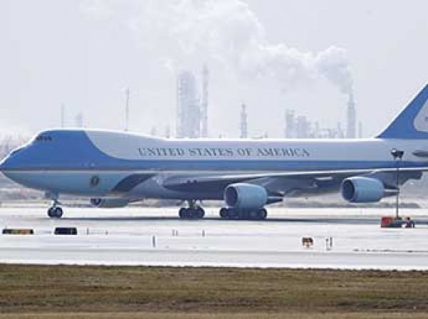 СМИ узнали о риске взрыва на борту самолета президента США