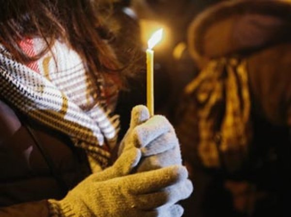 В Кемерово девушка шокировала селфи, как прикуривает от свечи в храме