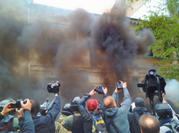 В Киеве участников «Бессмертного полка» забросали дымовыми шашками