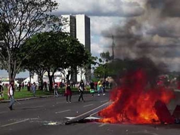 В Бразилии устроили кровавые протесты, горят Минфин и Минсельхоз: полсотни пострадавших (ВИДЕО)