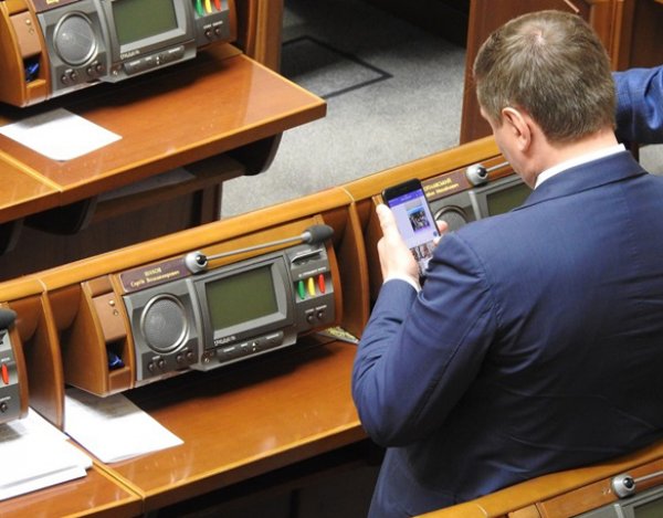 Депутата Рады застукали за обменом интимными ФОТО