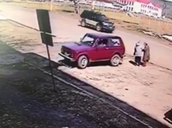 YouTube ВИДЕО: в Хабаровском крае водитель сбил и тут же переехал двух пенсионерок (ВИДЕО)
