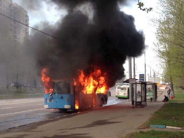 YouTube ВИДЕО: в Москве загорелся троллейбус с пассажирами