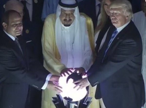 Странное ФОТО Трампа со светящимся шаром стало мемом в Сети