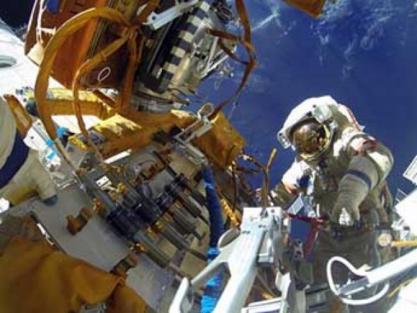 Астронавты НАСА на МКС начали выход в открытый космос (ВИДЕО)