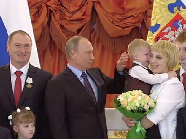 Путин попытался успокоить расплакавшегося в Кремле ребенка