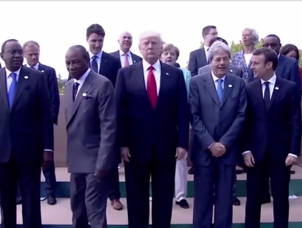 Трамп унизил Меркель во время группового фото лидеров G7 (ВИДЕО)