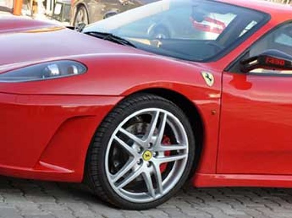 Житель Москвы подал в суд на Ferrari из-за гниющей машины за 19 млн (ФОТО)