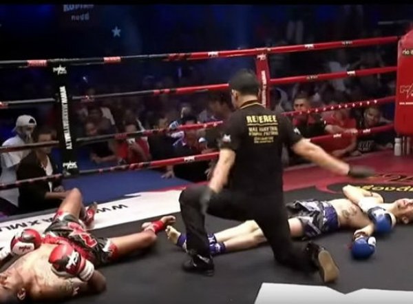 На YouTube появилось ВИДЕО, как боксеры одновременно отправили друг друга в нокдаун