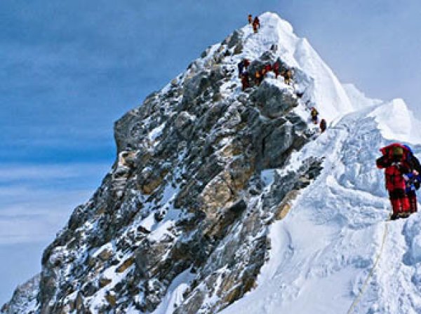 Обрушилась часть Эвереста, погибли альпинисты из трех стран