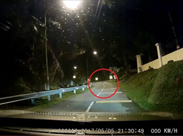 YouTube ВИДЕО: в Малайзии призрак на дороге напугал водителя