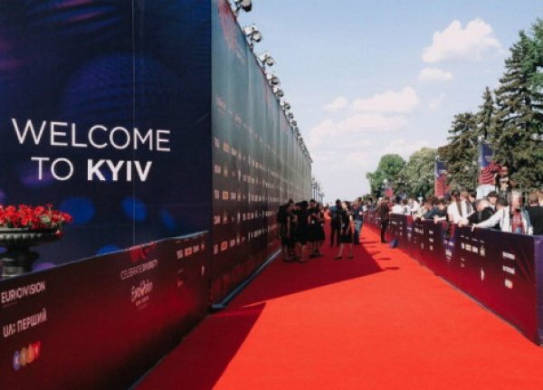 Участники конкурса «Евровидение 2017» прошлись по красной дорожке практически без зрителей