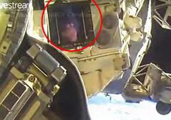 В РАН объяснили, как на ВИДЕО с МКС попал человек без скафандра в открытом космосе