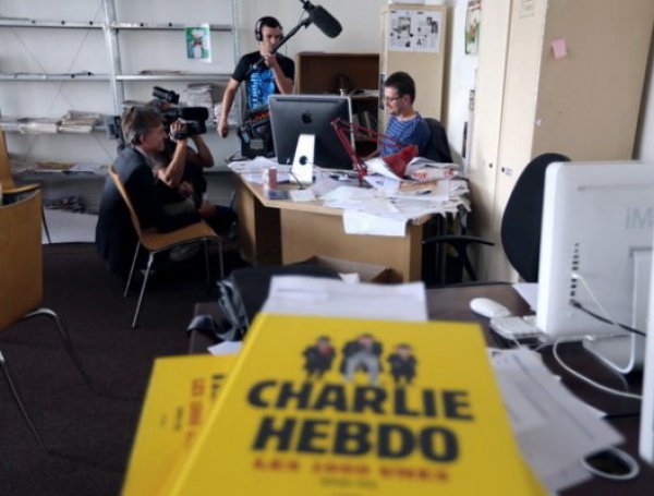 Пудель-Макрон и бульдог-Ле Пен: Charlie Hebdo вышел с карикатурой на выборы во Франции
