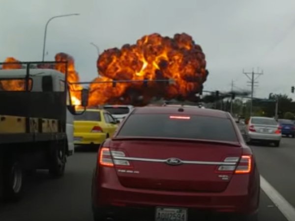 Момент падения самолета на шоссе в США попал на YouTube (ВИДЕО)