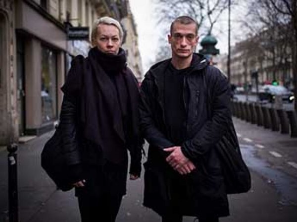 Прибивший свои гениталии к Красной площади художник Павленский получил убежище во Франции