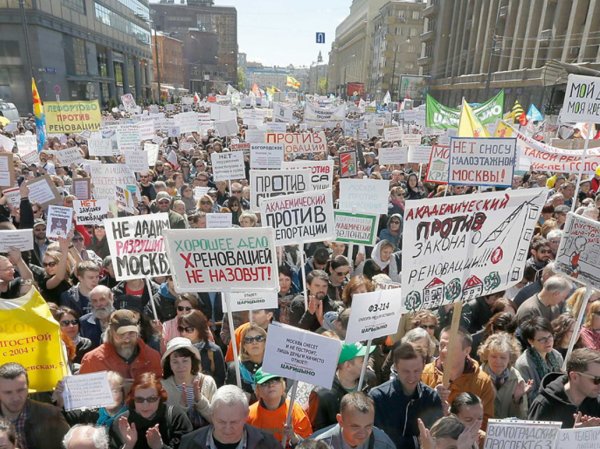 На митинг против снова пятиэтажек в Москве пришло 20 тыс. человек: участники приняли резолюцию (ВИДЕО)