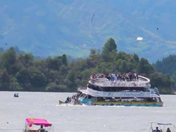 В Колумбии затонуло судно со 150 туристами: есть жертвы